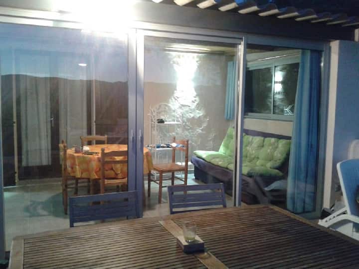 إطلالة داخلية على غرفة معيشة 