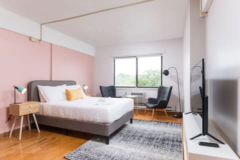Bright and Cozy Boston Studio near Subway409