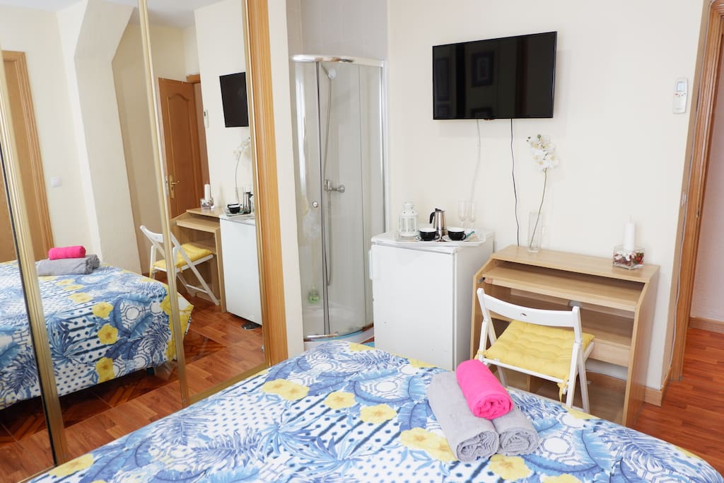 TV Cable, WIFI, Refrigerador y ducha (Cable TV, WIFI, fridge and shower)