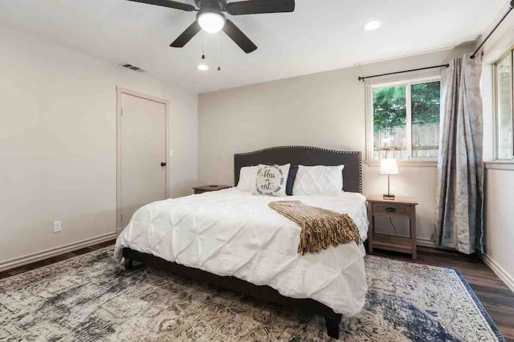 Dormitorio 1 con vestidor y tocador sentado con espejo. 