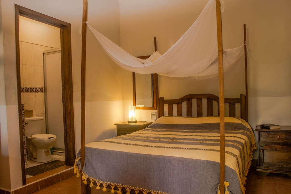 Queensized bed room