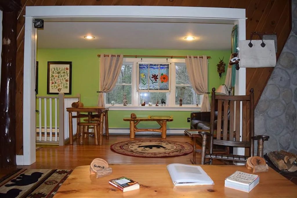 Vista a la guarida desde la sala de estar: sofá cama en una pequeña guarida