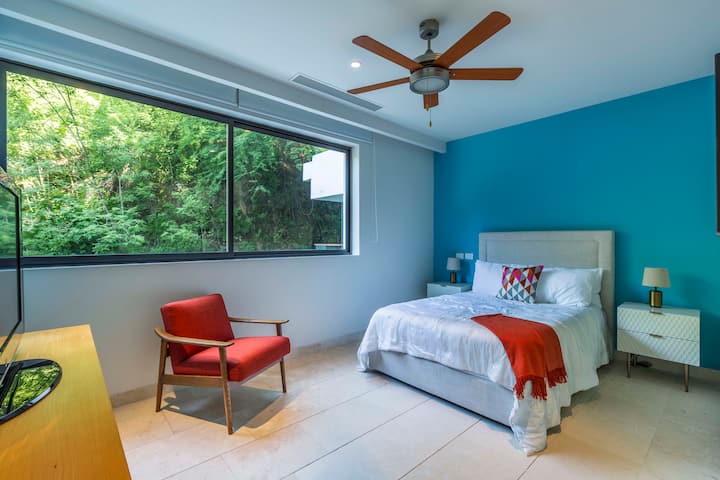 Cuarto dormitorio con 1 cama tamaño queen