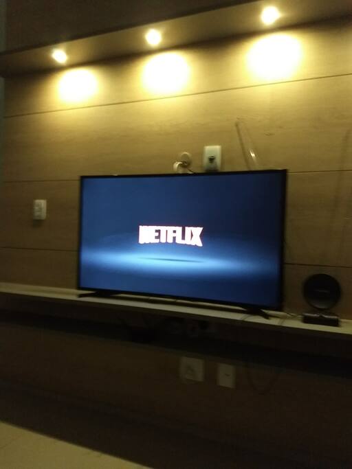Acesso na sala ao Netflix.