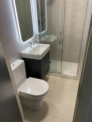 Modern Courtyard Apartment gallery image 5