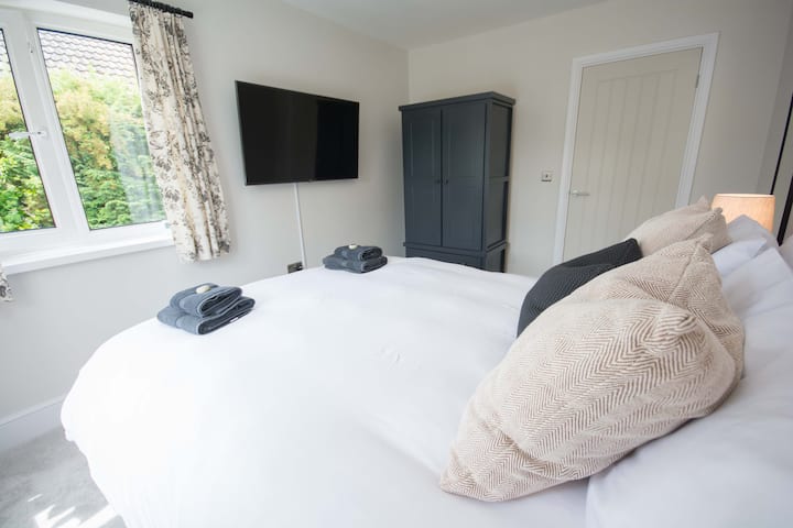 паметен телевизор со голем екран во втората спална соба 