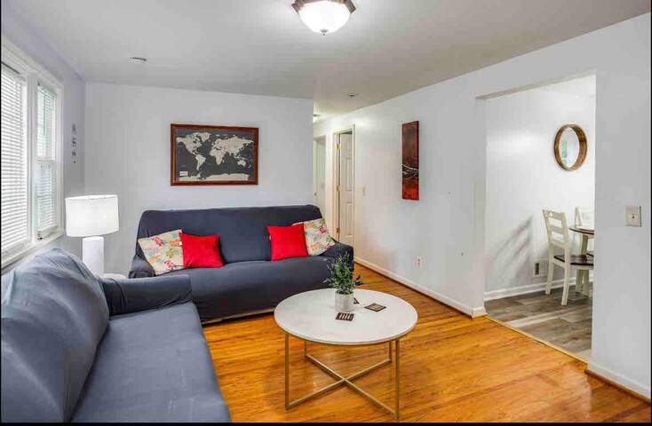 Ranch W/ Hot Tub~ by Arprt/Dtwn/UofR/RIT W/AC gallery image 2