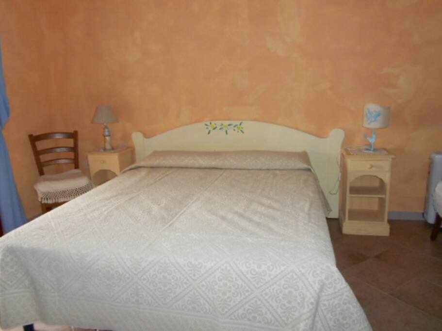 Camera da letto con letto matrimoniale grande
