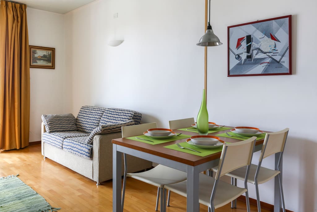 Il tavolo e il divano.
The dining table and the sofa