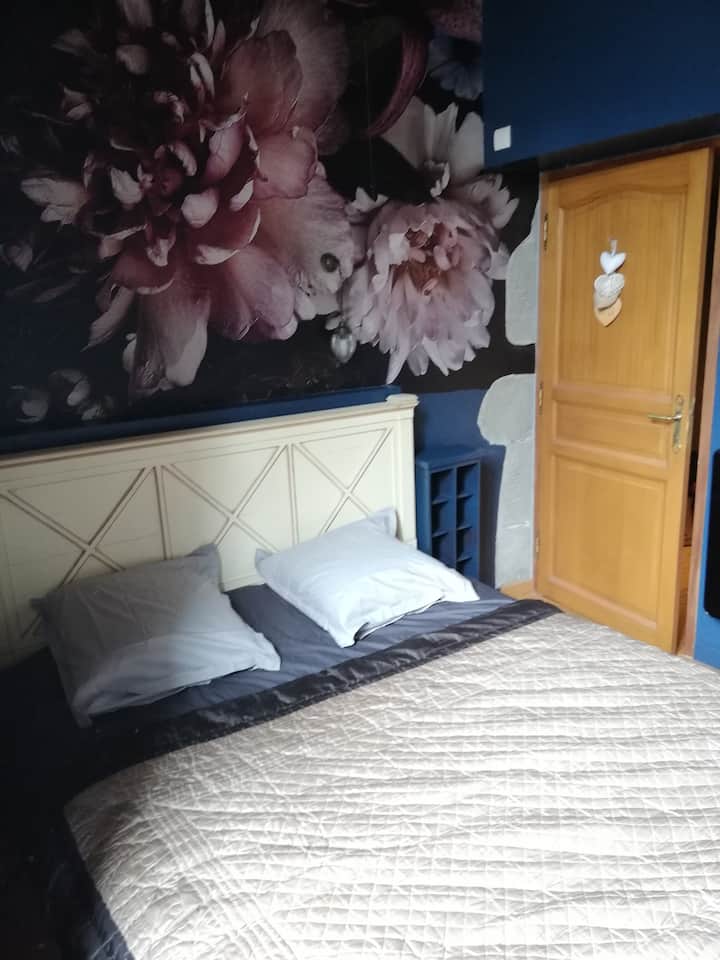 Grande Chambre double avec lit queen size et penderie 