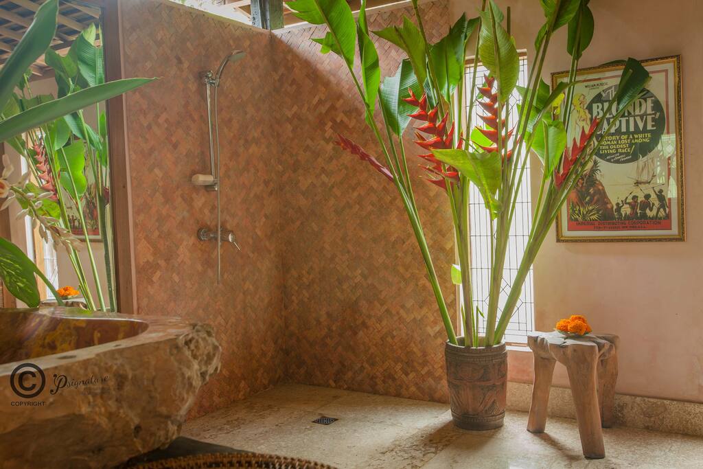 En suite shower