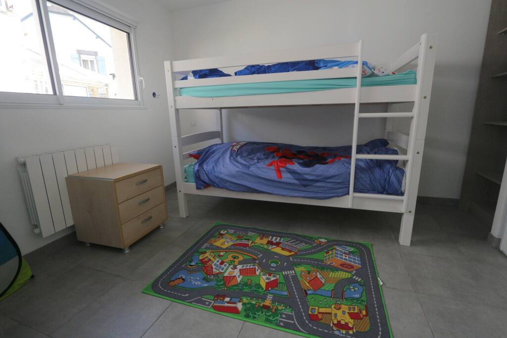 Chambre 1, 2 couchages simples, rangements et jeux enfants