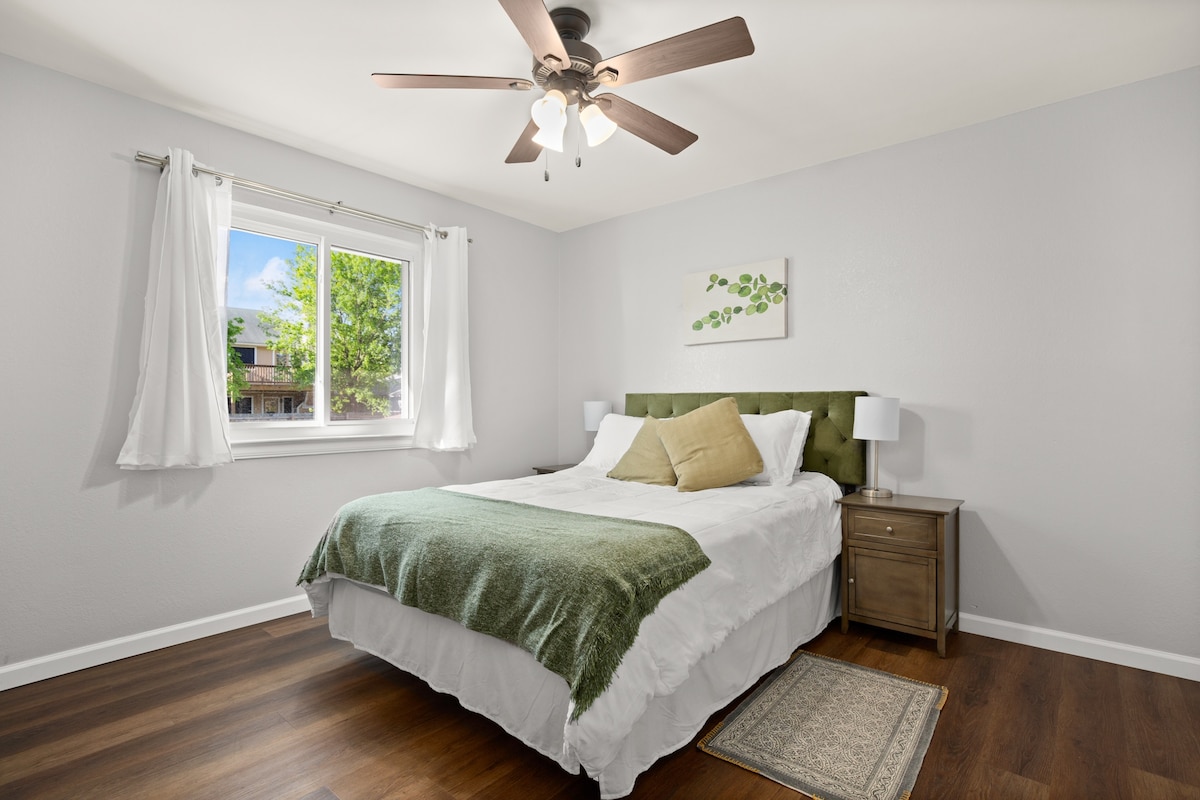 ห้องนอนรองพร้อมเตียงควีนไซส์