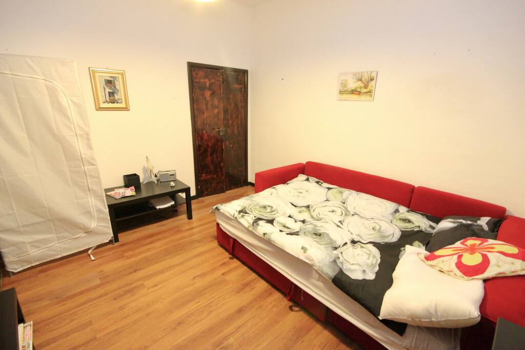 Soggiorno con divano letto / Living room with sofa bed