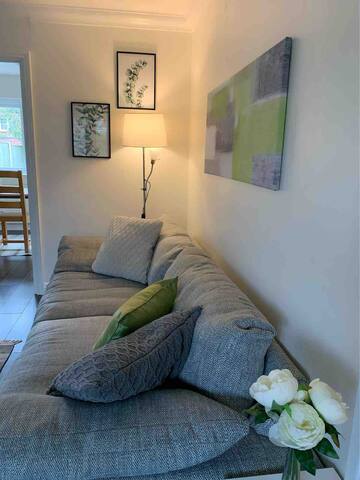 Spacious and amazing 4 bedroom detached house gallery image 3