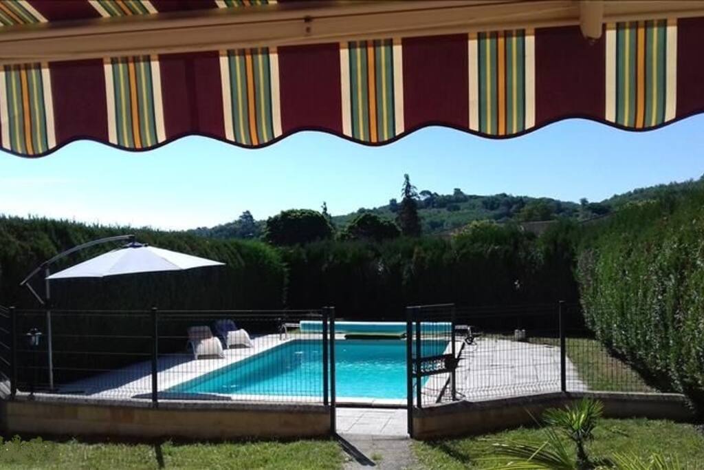 la vue de la terrasse sur la piscine cloturée