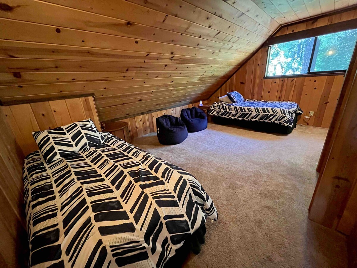 Podkrovie s 2 samostatnými posteľami, konzolou Wii a kúpeľňou s toaletou. Skvelá zóna stretnutia pre deti :) Aero posteľ veľkosti Queen v skrini vám dáva možnosť zdvojnásobiť usporiadanie lôžok. Upozornenie: do podkrovia a kúpeľne majú prístup iní hostia.