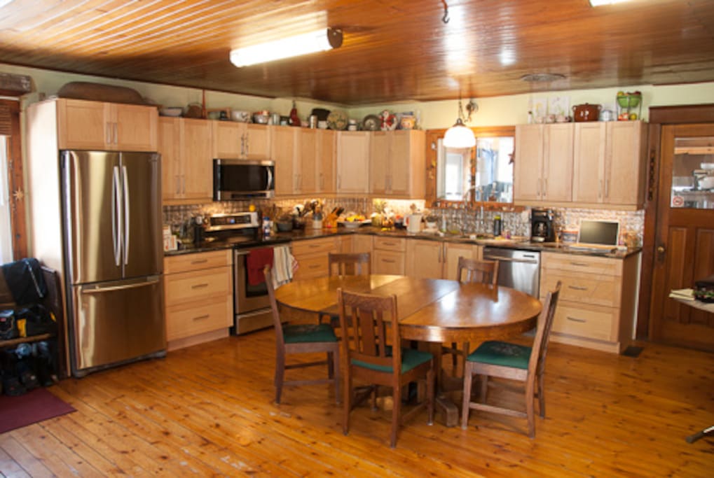 Spacious chef's dream country kitchen