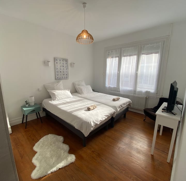 חדר שינה מואר 2 בקומה הראשונה עם 2 מיטות יחיד וטלוויזיה 