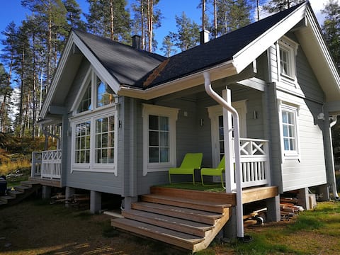 Lakeside Escape: Stylish Cottage with Sauna