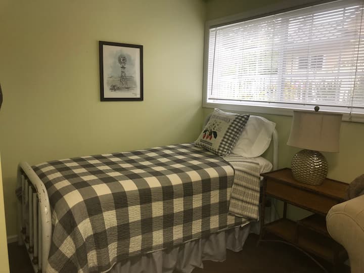 Kirkland Windmill Cottage Apartment - Redmond