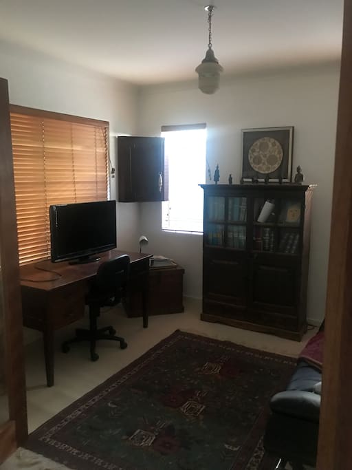 Separate sitting room/ study