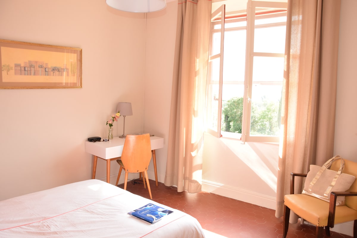 Chambre 3: Une couleur peps pour cette chambre double, réveil vitaminé!