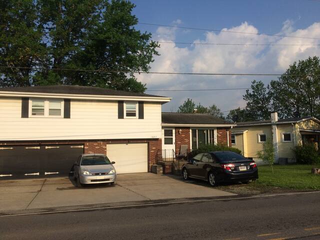 Main St. townhouse outside of city w/ amenities