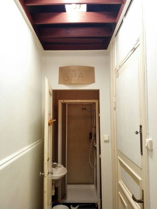 The shower (it is NOT a spa in the apartment, let there be no mistakes)