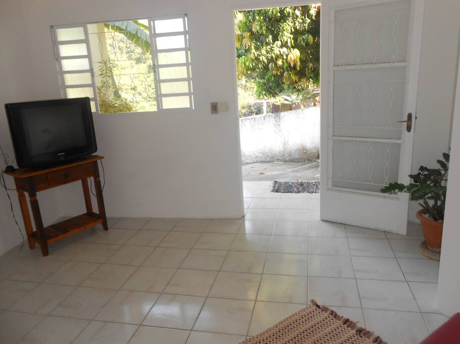 Na sala temos uma tv de 29 polegadas e para completar a decoração móveis rústicos.