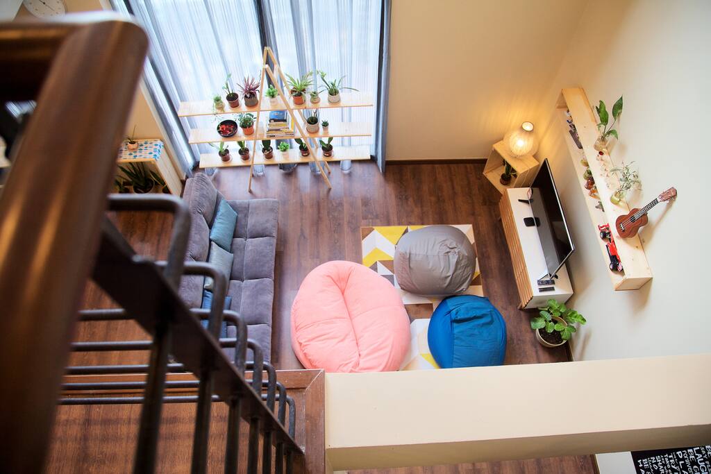 #客厅 Living Room#
42寸智慧電視、舒適的沙發床及榻榻米
The wideness of 42 inch of LED TV, the comfort of sofas bed and tatami sofa
