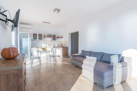 Popular Airbnb listing: House for 6 people in Lozica