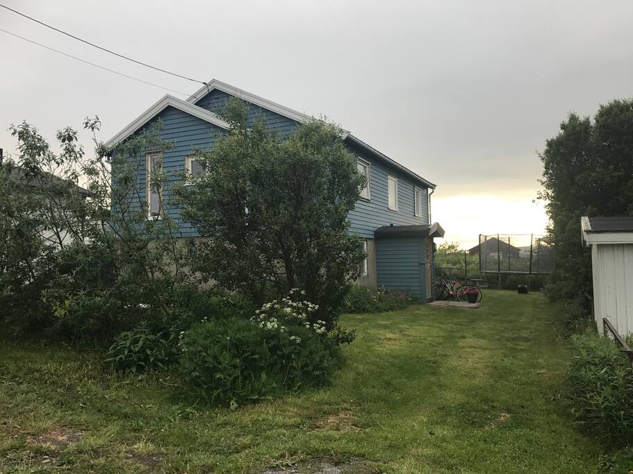 Huset, inngangen nede til høyre på bildet. Det er egen parkering fremst på bildet inn på plenen.