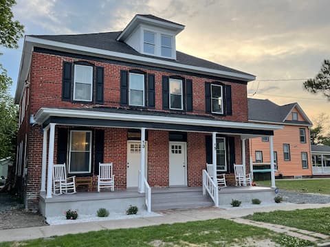 Fully Renovated! 1 Block to Historic DT & Bakery