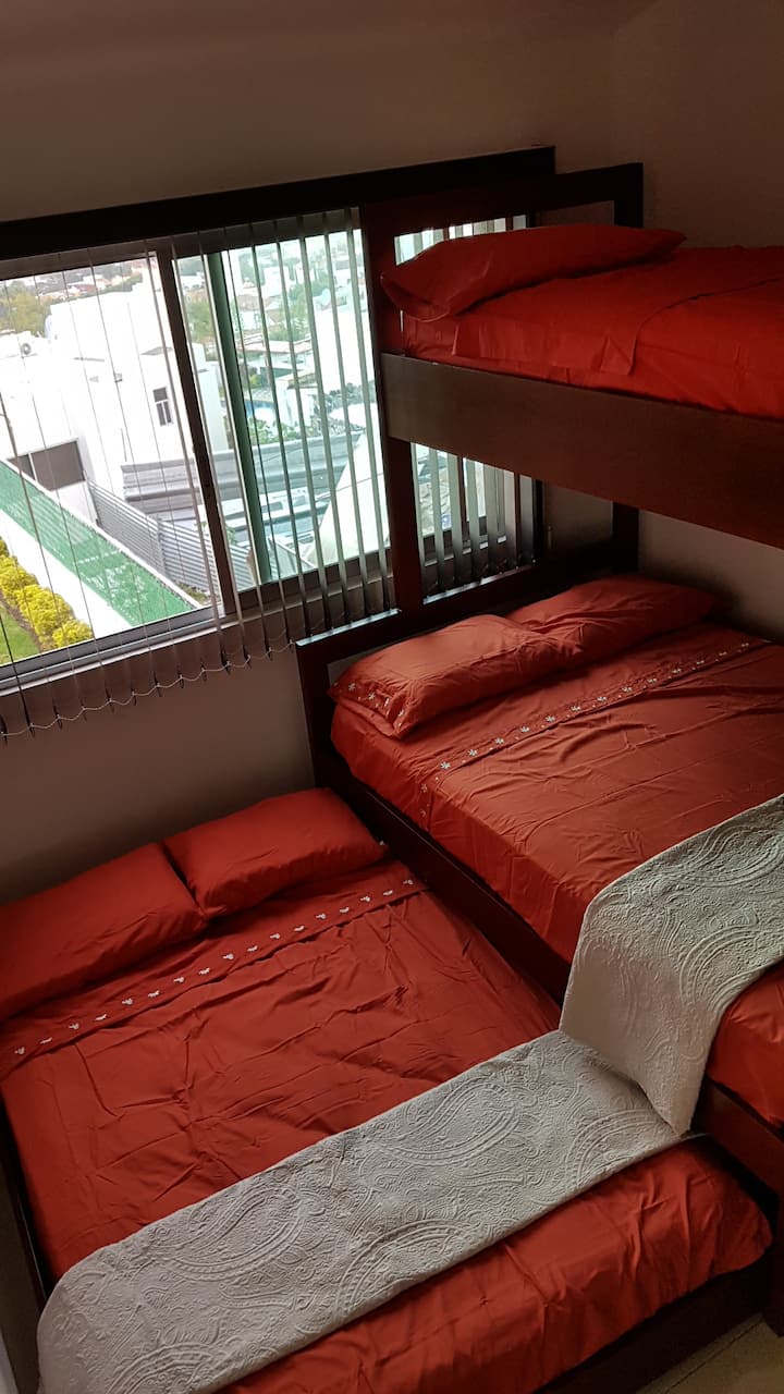 Spálňa na poschodí, kúpeľňa s toaletou, poschodová posteľ, 2 manželské postele a jedna samostatná posteľ, klimatizácia