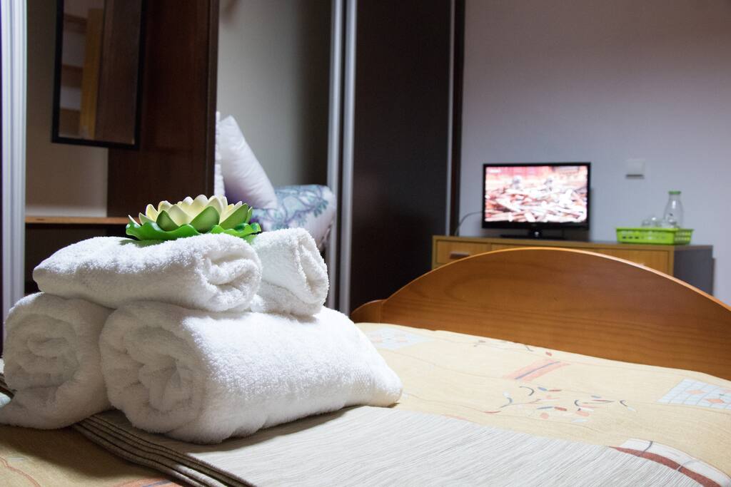 Quarto com 2 camas de solteiro.
