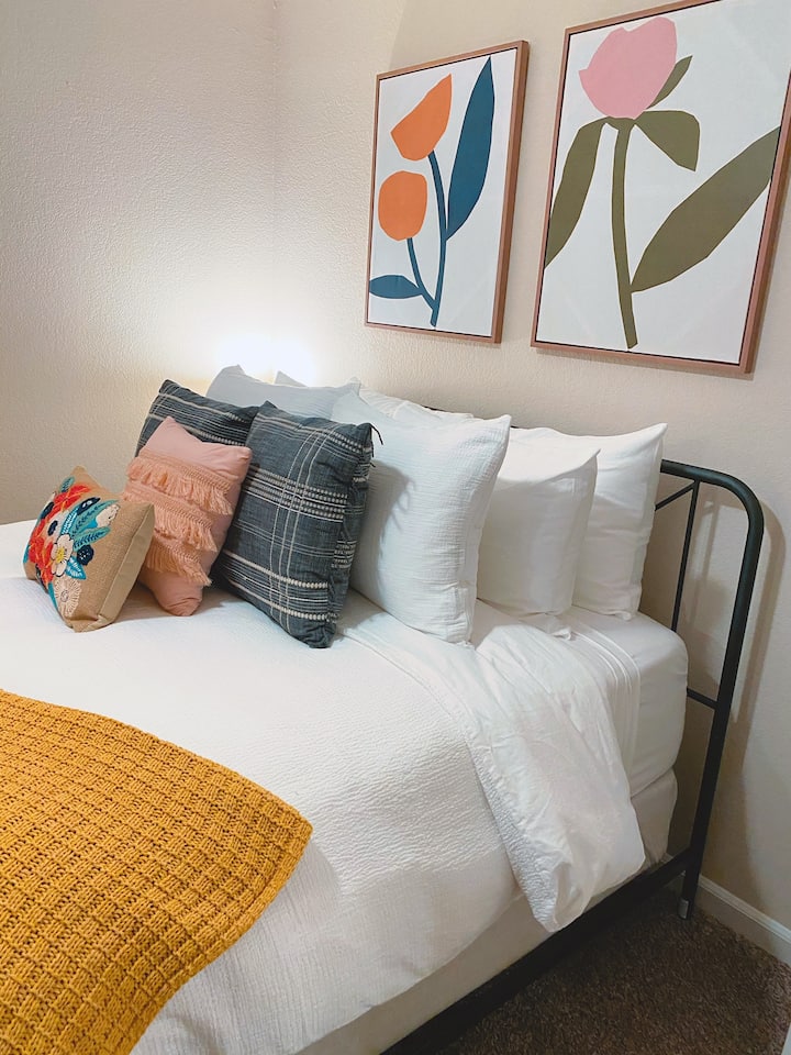 Bedroom 2: Queen Mattress