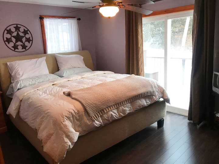 Amplio dormitorio principal con cama tamaño king y salida privada a la terraza propia.