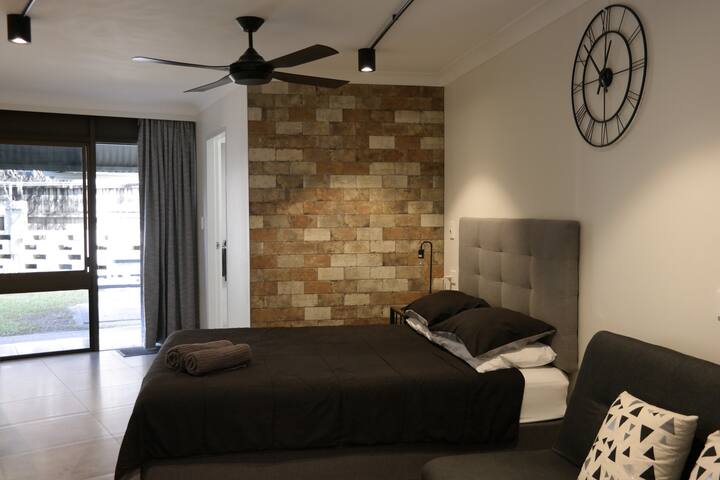 Modern, Budget Friendly, Studio Apartment FreeWIFI