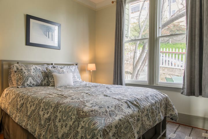 主卧配备标准双人床