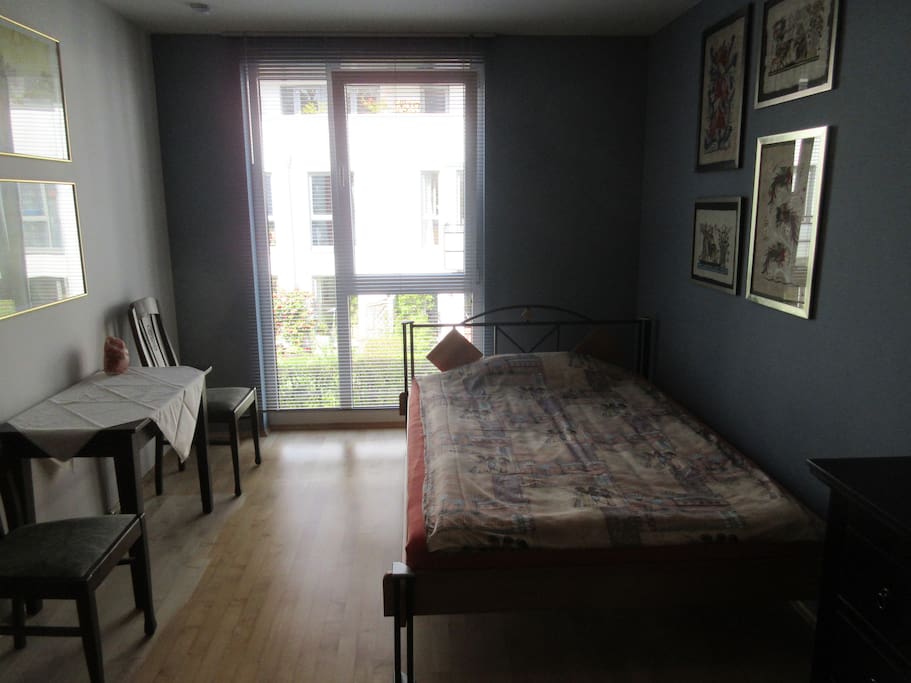 Gästezimmer mit großem Fenster