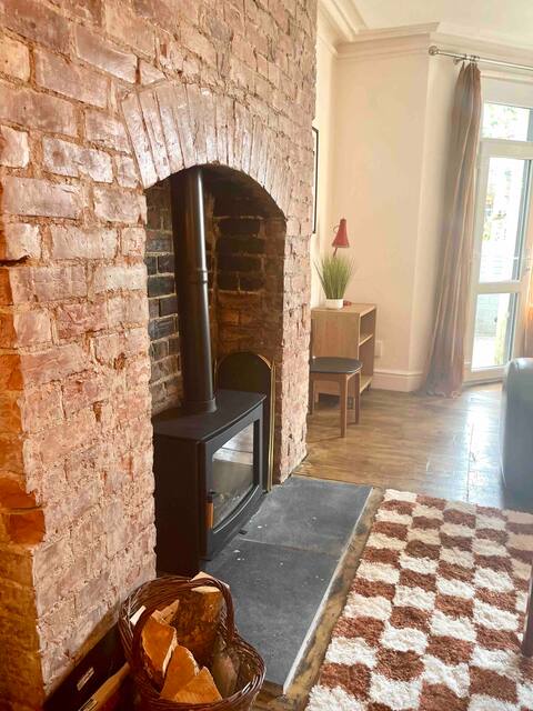 Homely and Spacious Apartment with log burner