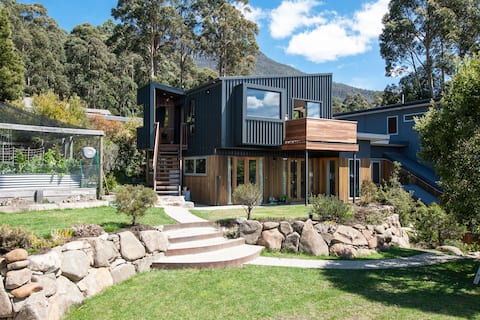 Architectural Mountain Retreat - True Tasmania