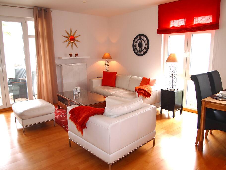 heller Wohnbereich mit Zugang zum großzügigen Balkon
