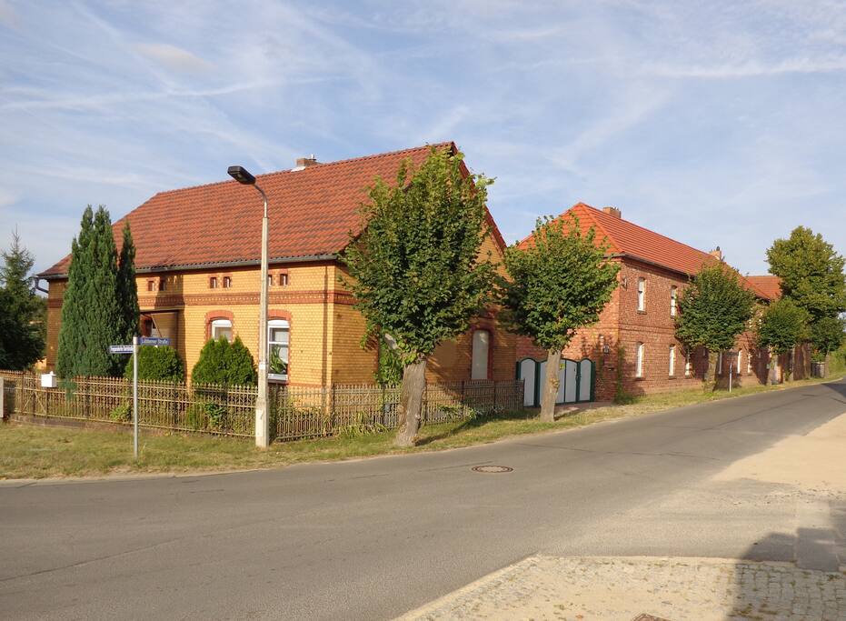 Der Hof straßenseitig in einem anderen Winkel fotografiert.