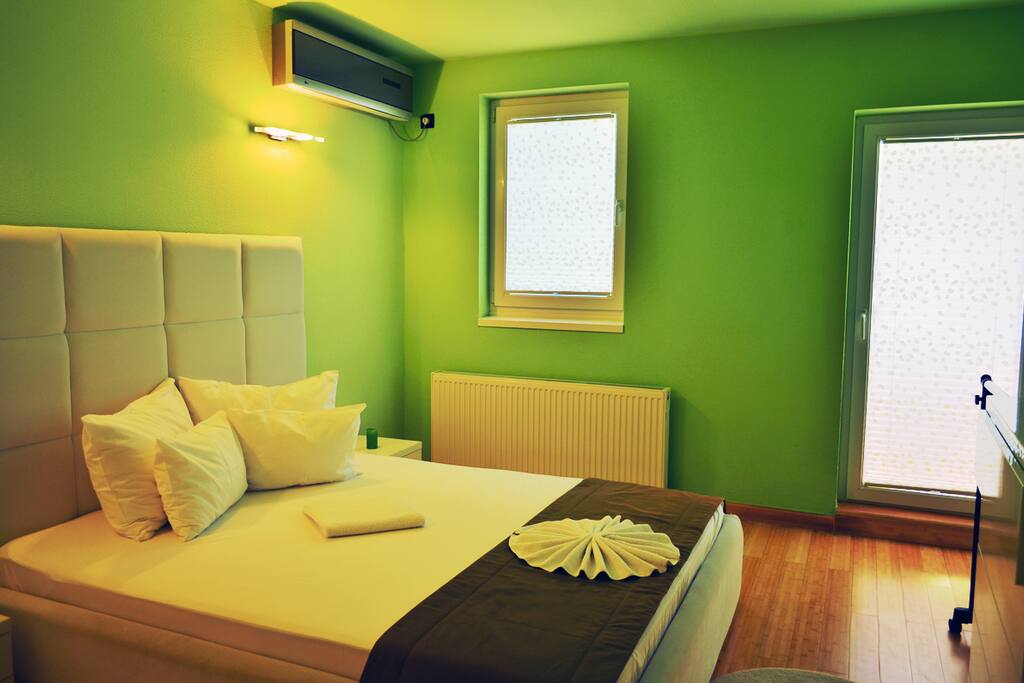 bedroom en suite bathroom
