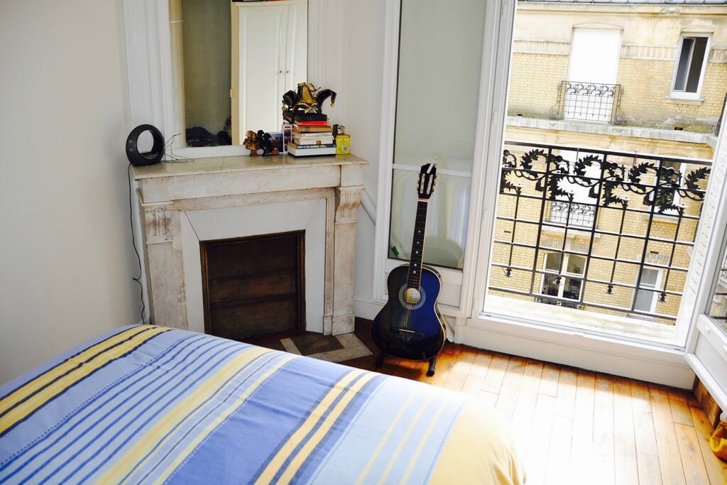 La chambre privative et sa cheminée donnant sur la jolie cour