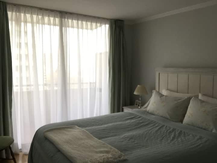 Spálňa s vlastnou kúpeľňou s východom z terasy a nerušeným výhľadom