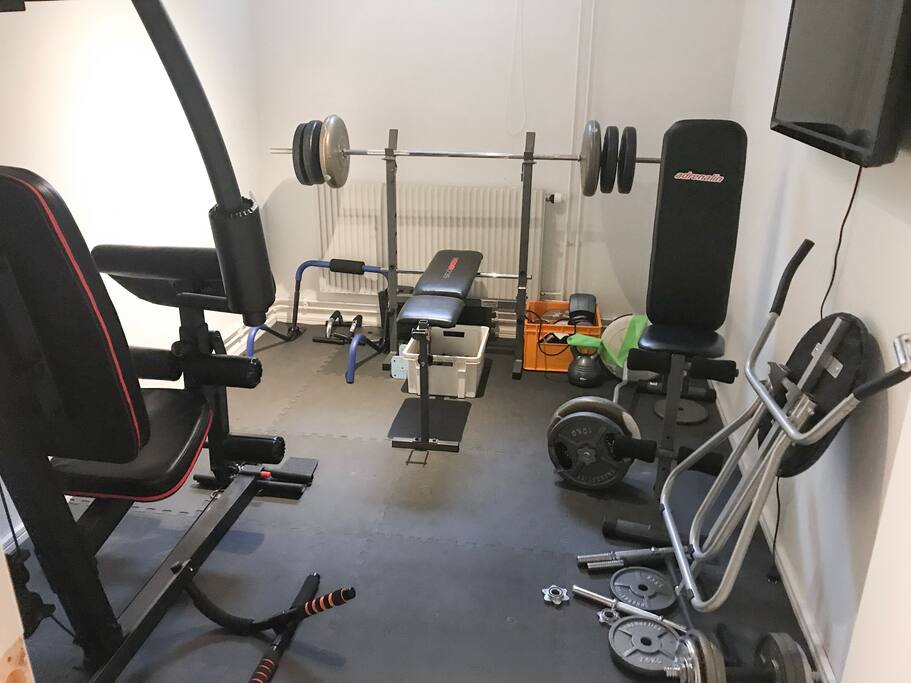 Gym med maskiner och fria vikter.