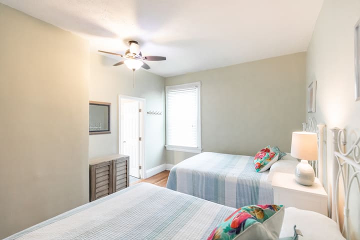 Dormitorio en el segundo piso con dos camas tamaño queen. Hay un baño completo privado adjunto. 